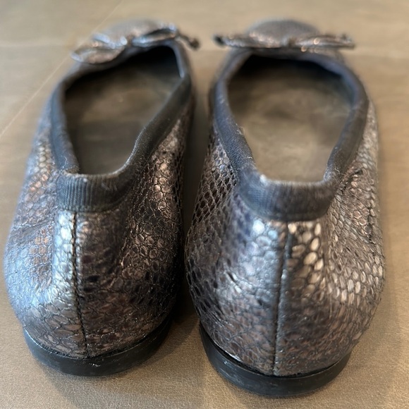 Stuart Weitzmam Pewter Snake Embossed Ballet Flats Size 7.5 - Picture 4 of 11